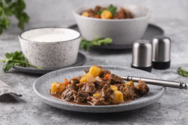 Сочное тушеное мясо со сливами: просто тает во рту