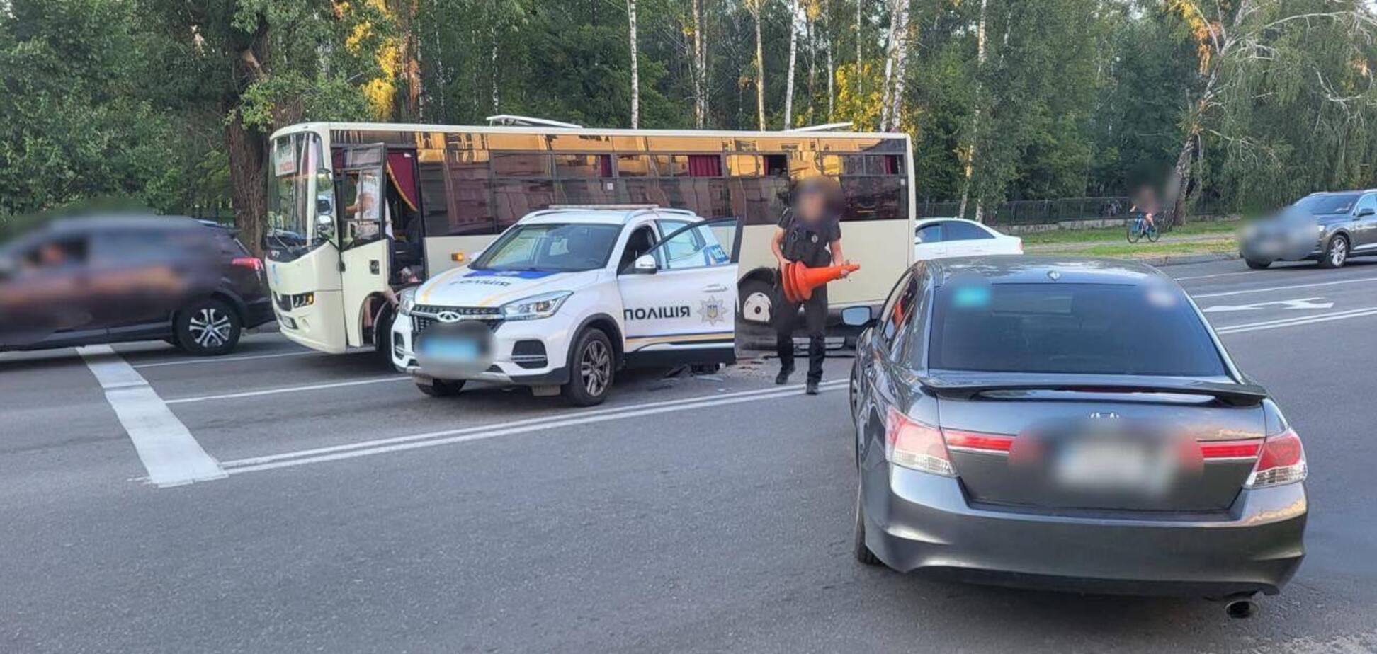 Під Києвом сталась потрійна ДТП за участі авто поліції. Подробиці та фото