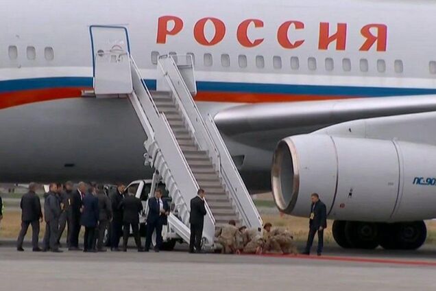 'Кто-то должен ответить': дочь Келлога возмутилась, что красную дорожку для Путина стелили американские военные. Фото