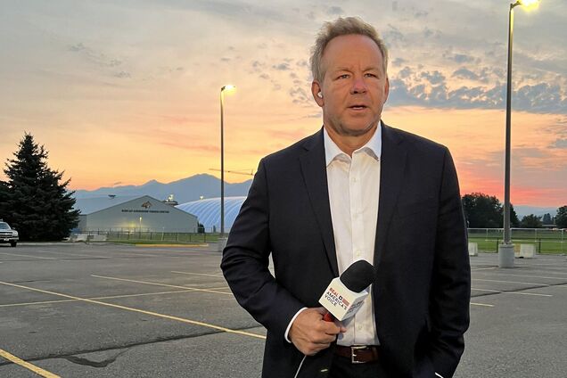 Журналісту із США, який питав Зеленського про костюм, віддячили горілкою із РФ: вони з коханою-конгресменкою залишилися у захваті