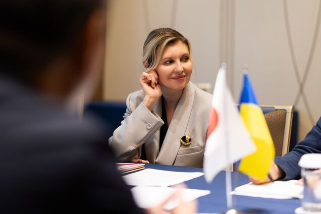 Две любимые прически Елены Зеленской с собранными волосами: как их повторить