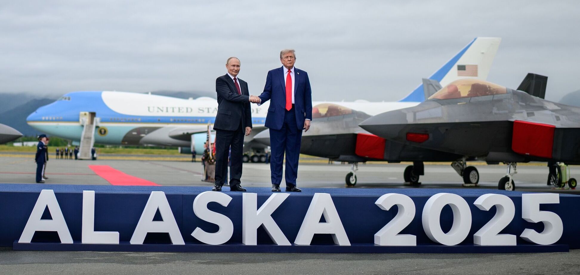 Путін і Трамп 15 серпня 2025 року в Анкориджі