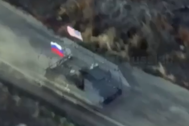 На Запорожском направлении техника армии РФ идет на штурм с флагами России и США. Видео