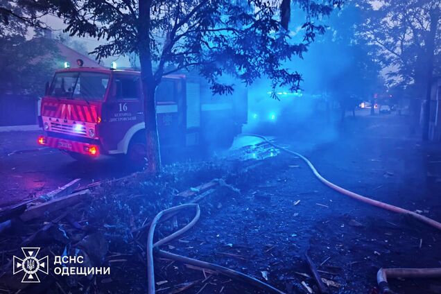 'Шахеди' масовано атакували Одесу: горів паливно-енергетичний обʼєкт. фото