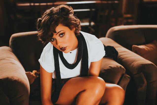 Какие блузки и топы подходят к капри: стильные идеи