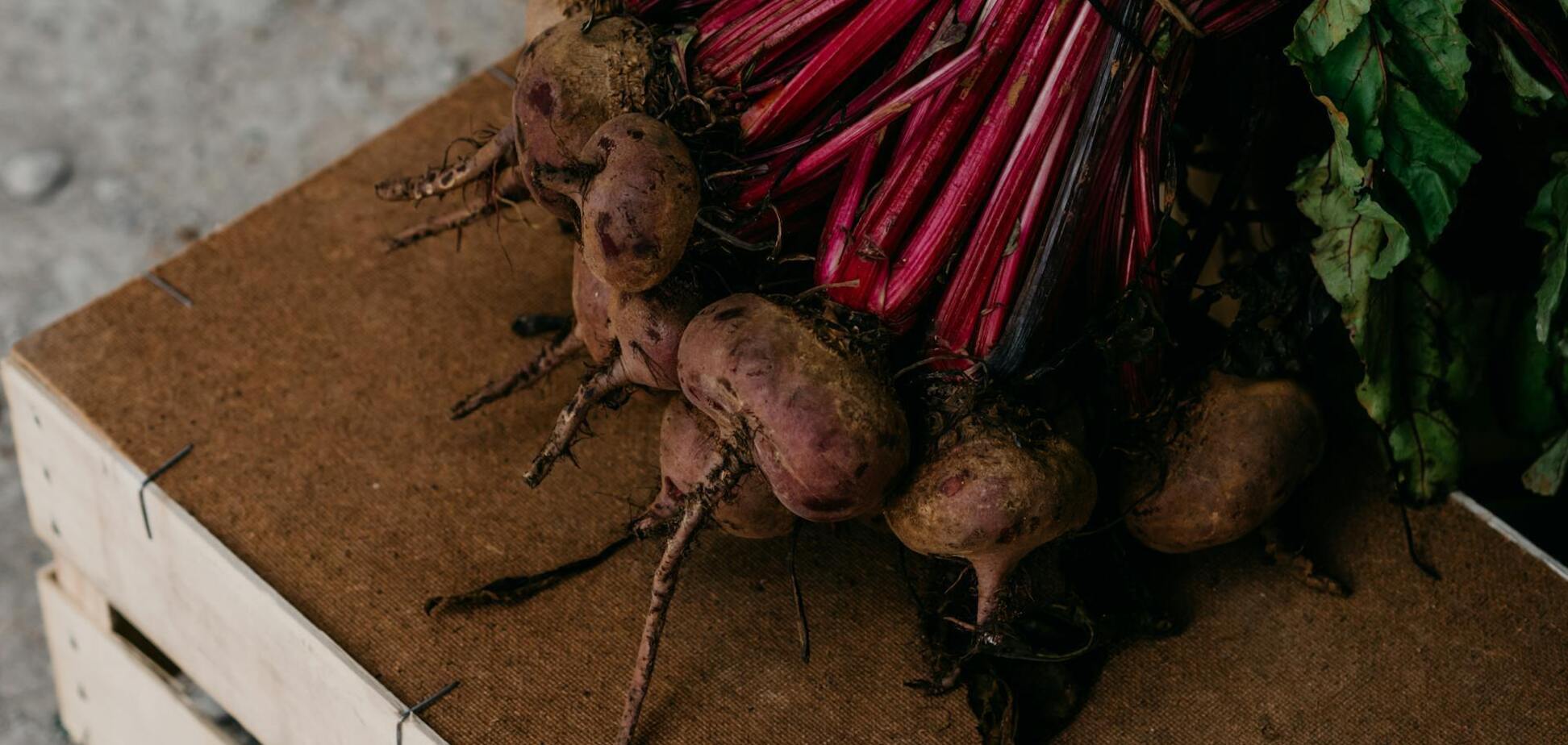 Не потрібно класти в гараж або погріб: де краще зберігати буряки, щоб вони довго залишалися свіжими