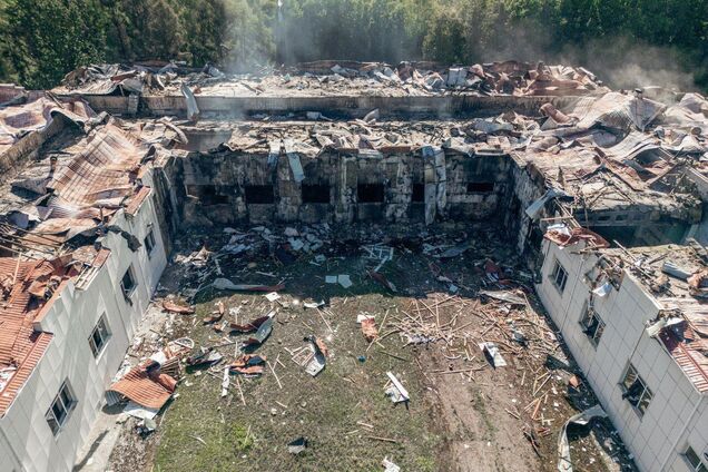 Обвуглені стіни та вибиті вікна: ЗМІ показали зруйнований росіянами корпус Сумського державного університету. Фото