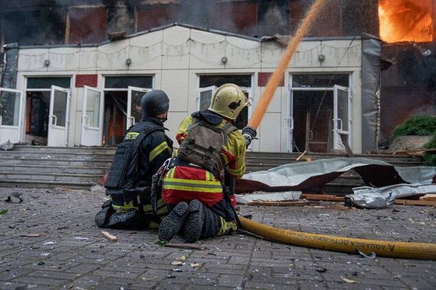 'Абсолютно показательный и циничный удар': Зеленский из Вашингтона отреагировал на утренние обстрелы Россией украинских городов