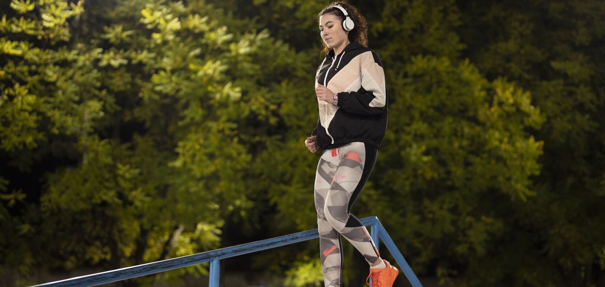 Прогулки перед сном: чем полезна вечерняя ходьба