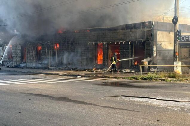 Удар РФ балістикою по Запоріжжю: кількість поранених зросла до 30, троє загиблих. Фото й відео