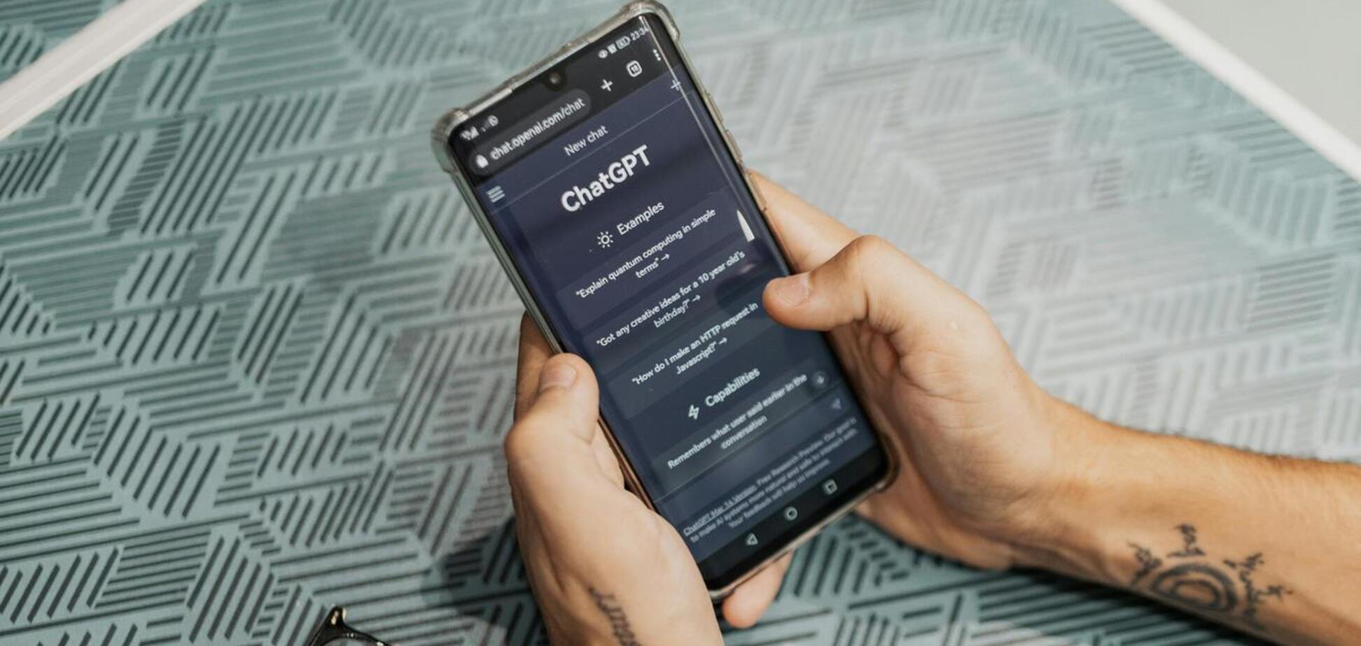 Иллюстрация - мужчина держит смартфон с ChatGPT