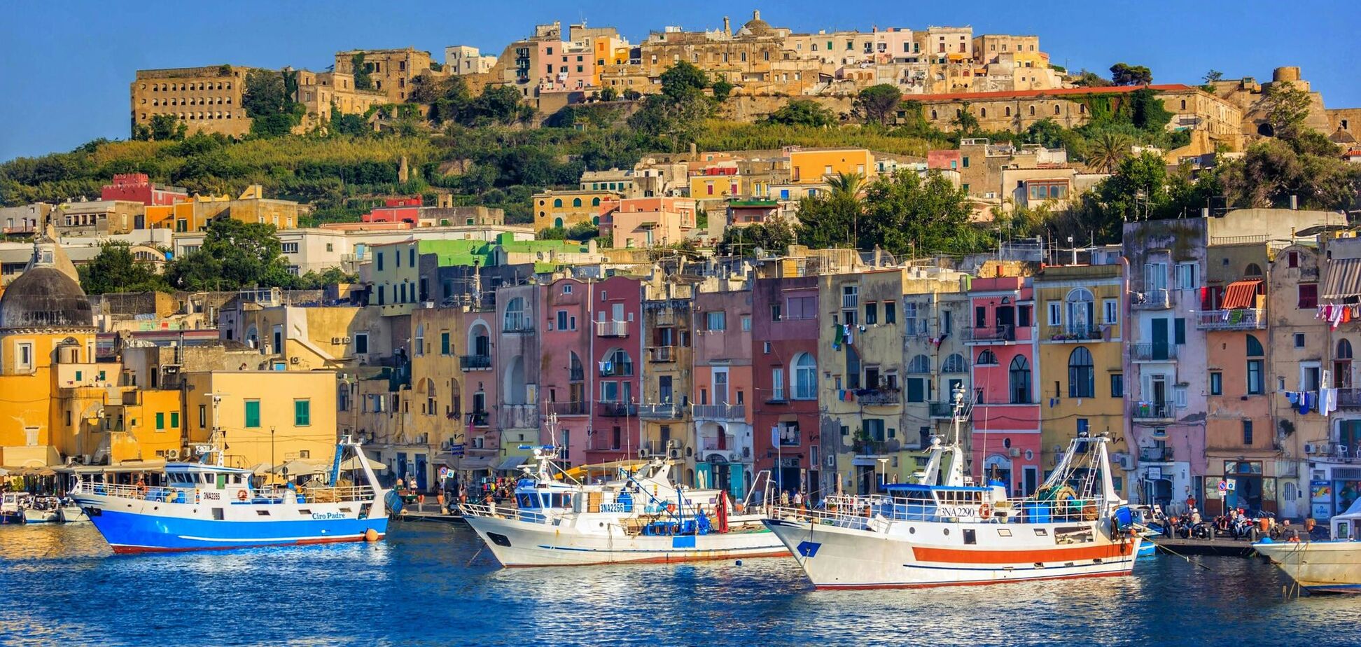 Для тих, хто хоче спокійного відпочинку: крихітний острів біля Неаполя вражає туристів