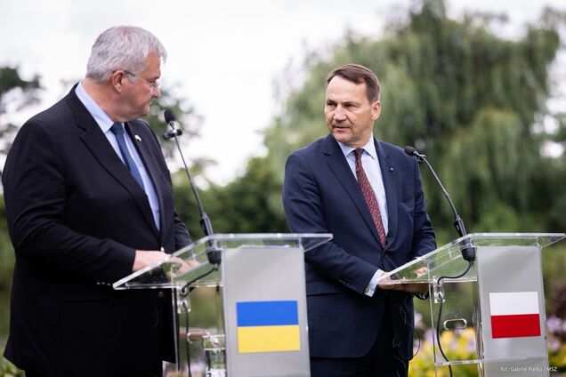 'Конструктивний діалог': Сікорський відзначив прогрес у пошуку та ексгумаціях жертв Волинської трагедії