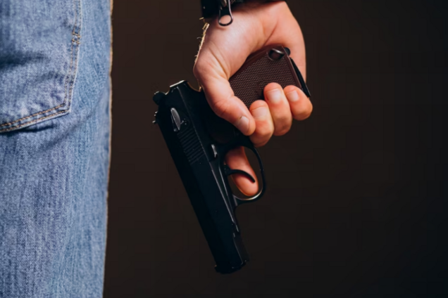 У Кривому Розі 16-річний підліток грався з пістолетом та вистрілив собі в голову – ЗМІ