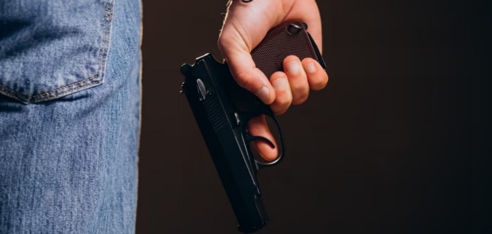 У Кривому Розі 16-річний підліток грався з пістолетом та вистрілив собі в голову – ЗМІ