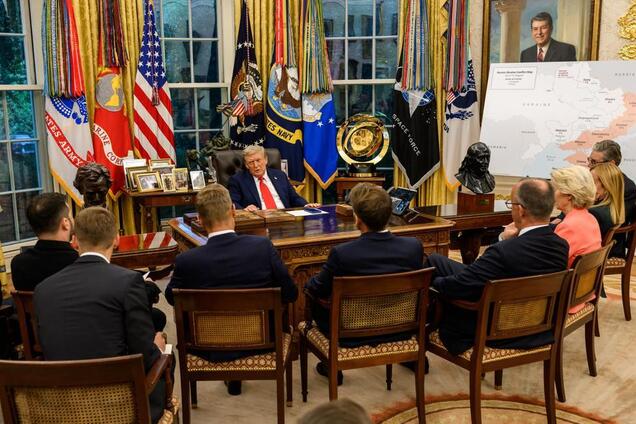В сети увидели неожиданную деталь в кабинете Трампа во время встречи с Зеленским и европейскими лидерами. Фото