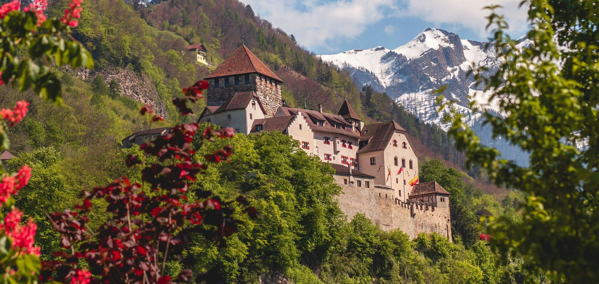 Обирають мало туристів: маленька країна Європи вражає краєвидами