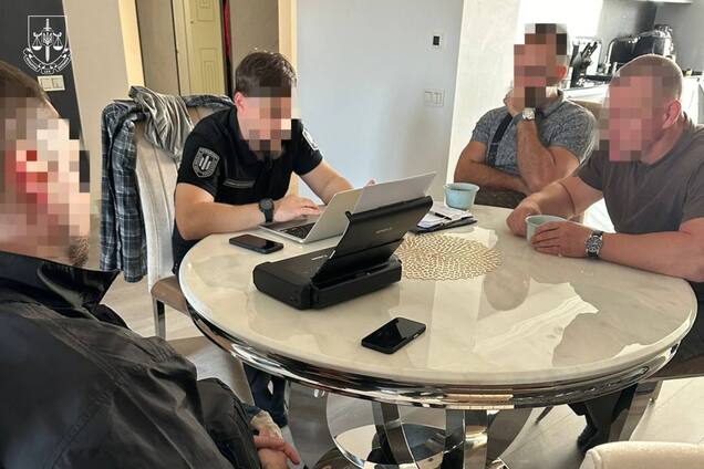 Иллюстрация - сотрудники офиса генерального прокурора объявляют подозрение