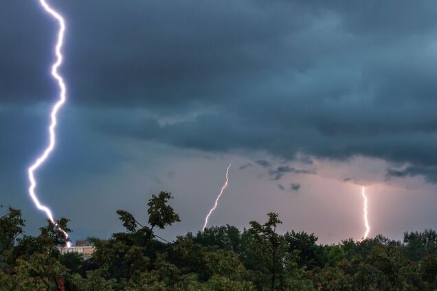 В Україну йде холодний атмосферний фронт: синоптикиня розповіла, де будуть дощі та грози. Карта