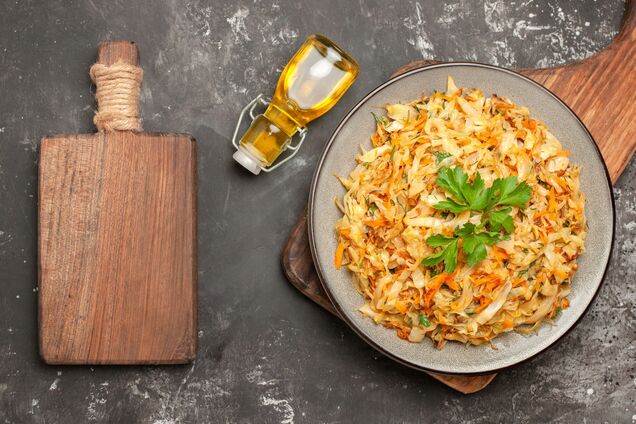 С каким мясом вкусно потушить капусту: бюджетный и очень простой рецепт