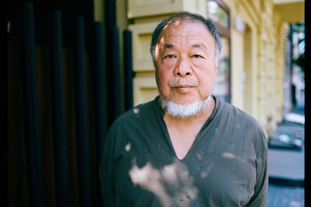 Придется пожертвовать: известный китайский художник, живущий в изгнании, открыл горькую правду украинским беженцам о жизни на чужбине