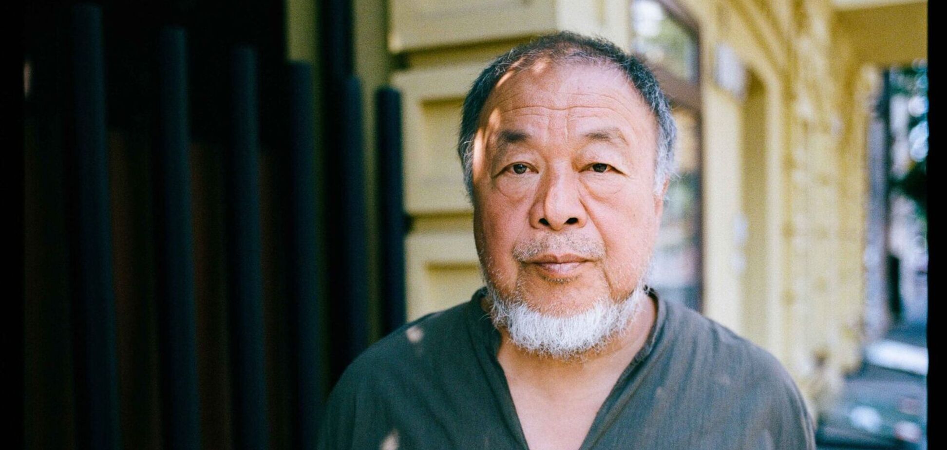 Придется пожертвовать: известный китайский художник, живущий в изгнании, открыл горькую правду украинским беженцам о жизни на чужбине