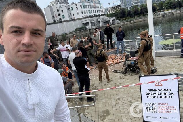 Коммунальщики снесли стену на набережной Днепра возле элитного ЖК в Киеве несмотря на присутствие 'титушек'. Фото