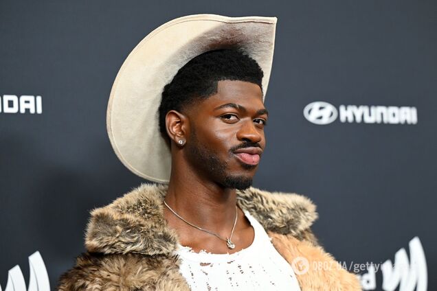 Надел на голову дорожный знак и разделся до трусов: рэпера с многомиллионной аудиторией задержали за странное поведение