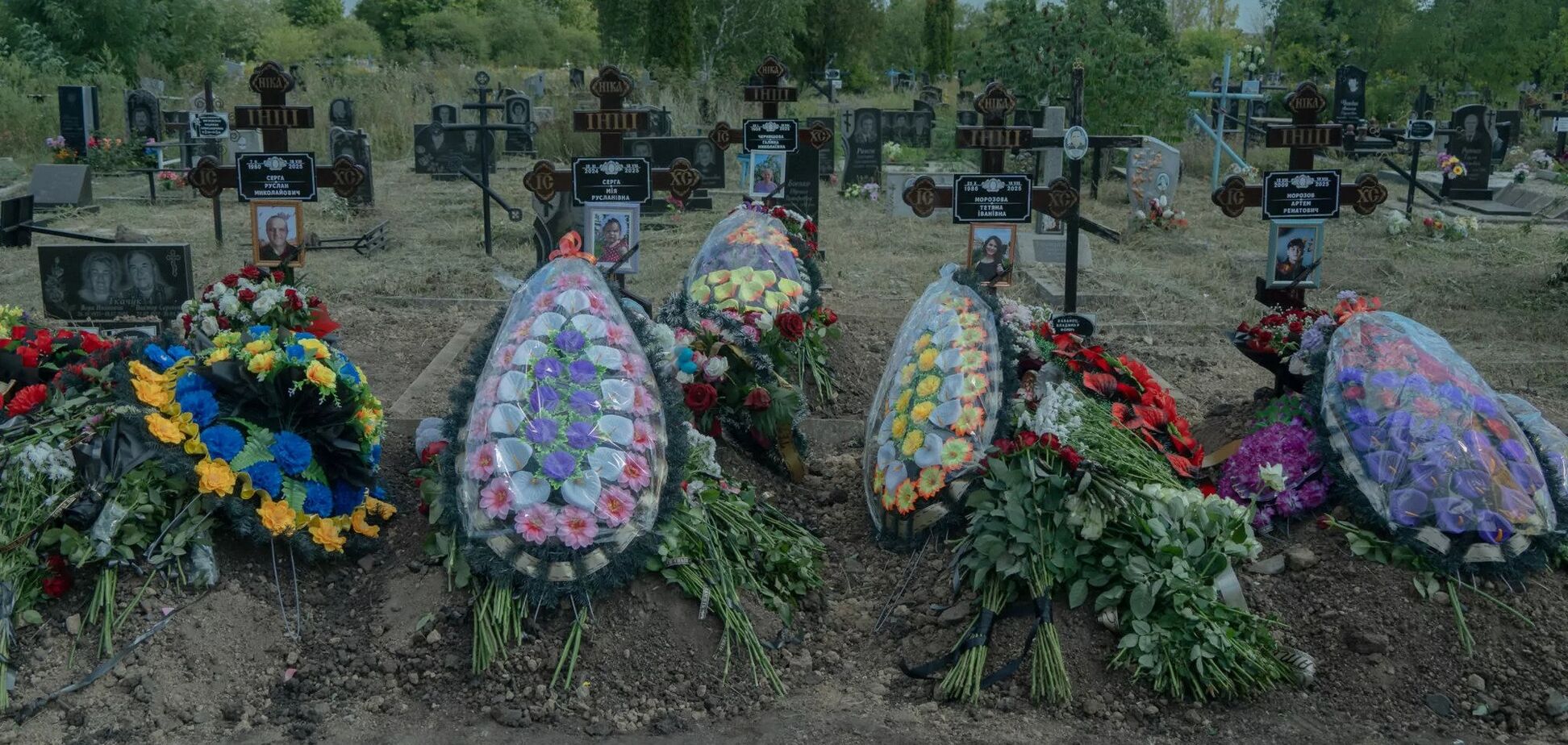 Самому маленькому ребенку было полтора года: в Харькове попрощались с семьей, которая погибла в результате российского обстрела. Фото