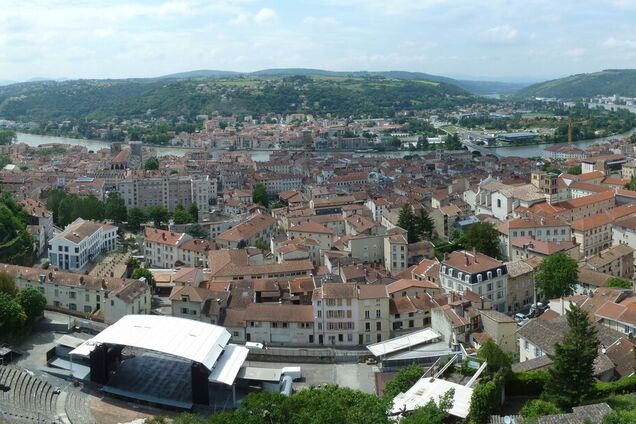 Краса вражає: маленьке містечко у Франції створює ефект подорожі у часі