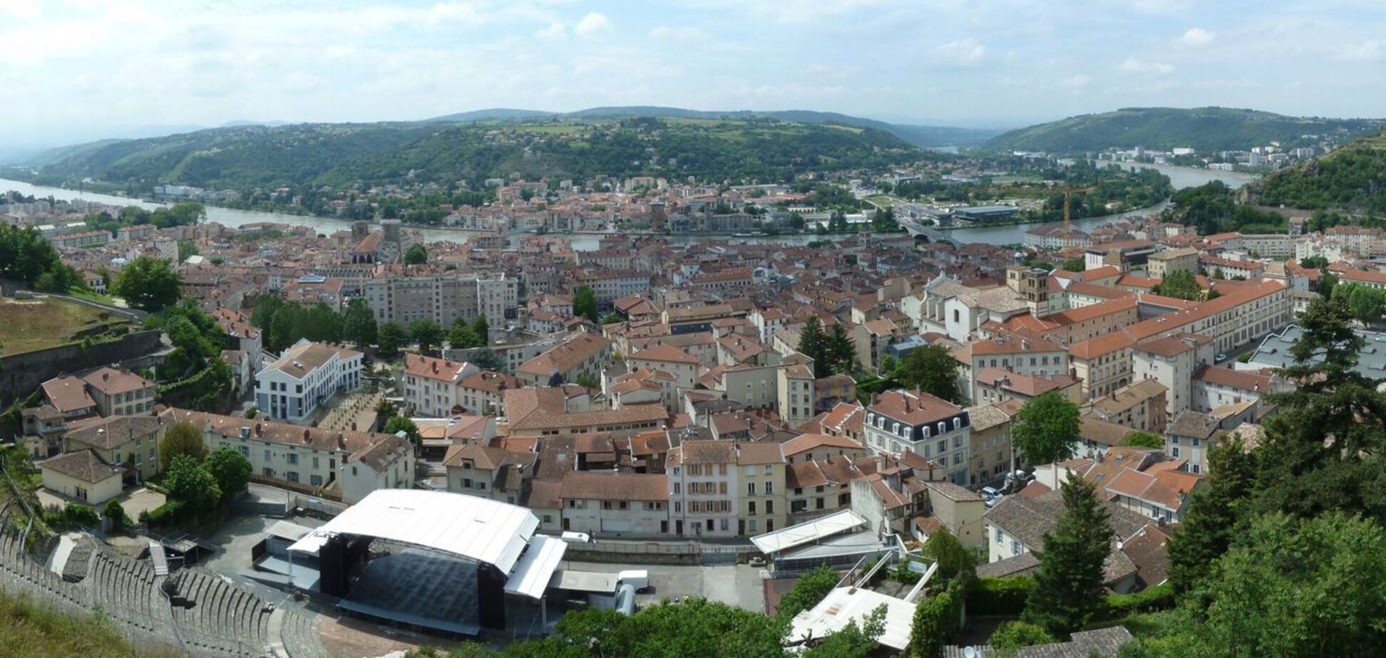 Краса вражає: маленьке містечко у Франції створює ефект подорожі у часі