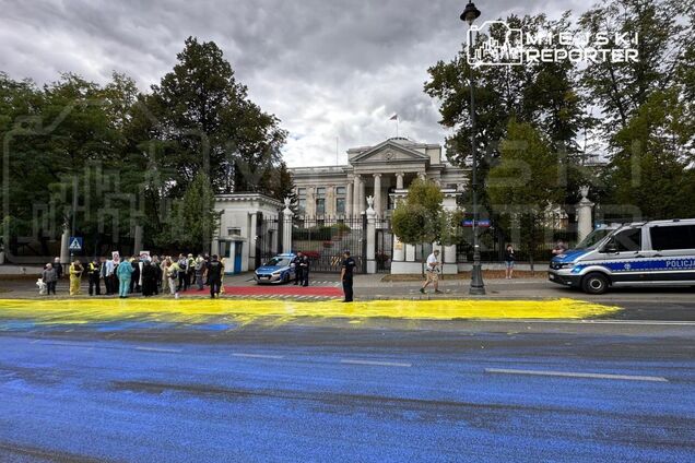 У Варшаві пофарбували асфальт біля посольства Росії в кольори прапора України. Фото та відео