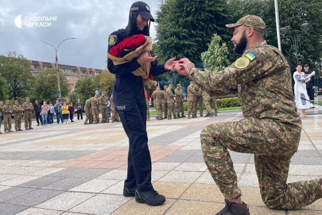 У Черкасах нацгвардієць освідчився коханій під час урочистостей до Дня прапора: вона сказала 'так'. Фото і відео