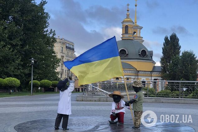 Скульптури малюків – засновників Києва переодягнули на честь Дня Державного прапора та Незалежності України. Фото