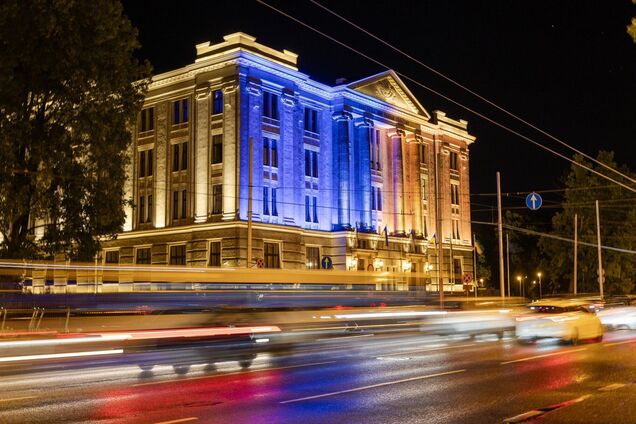 Будівлю МЗС Латвії підсвітили кольорами українського прапора з нагоди свят 23 і 24 серпня. Фото