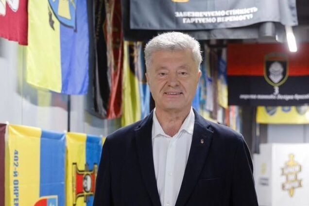 Порошенко у День Державного прапора розказав історії бойових стягів, які передали йому військові