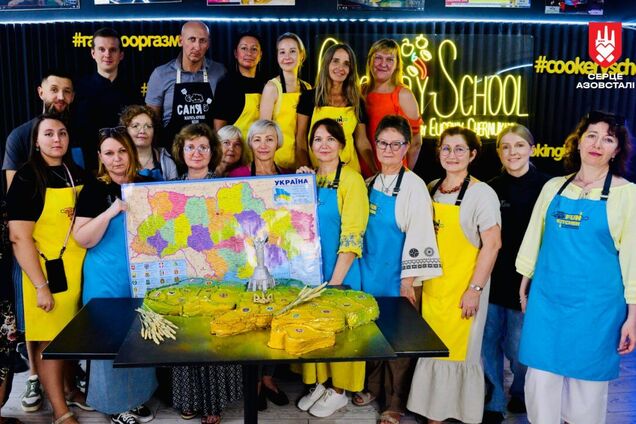 Ко Дню независимости защитники Мариуполя вместе с семьями испекли огромный торт в форме карты Украины