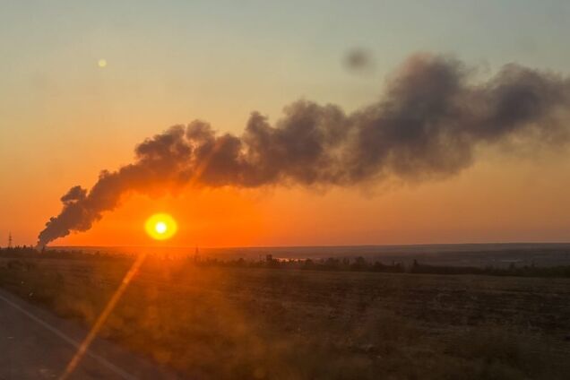 Вогонь перекинувся на новий резервуар: у російському Новошахтинську третю добу горить НПЗ після атаки дронів. Відео
