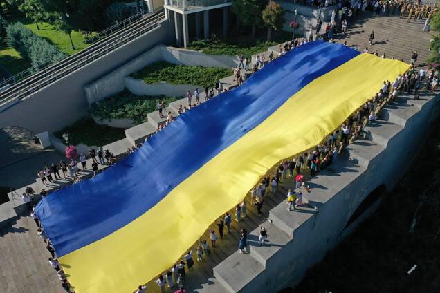 'Наш путь сквозь бурные времена': в Одессе развернули 34-метровый флаг Украины. Фото и видео