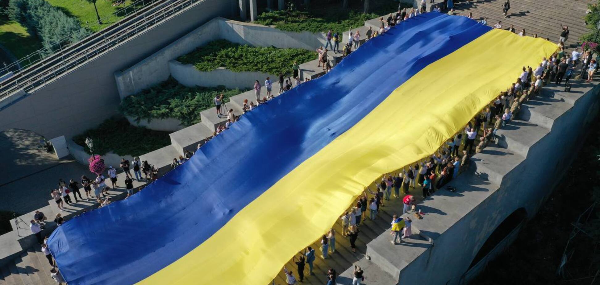 'Наш шлях крізь буремні часи': в Одесі розгорнули 34-метровий стяг України. Фото та відео