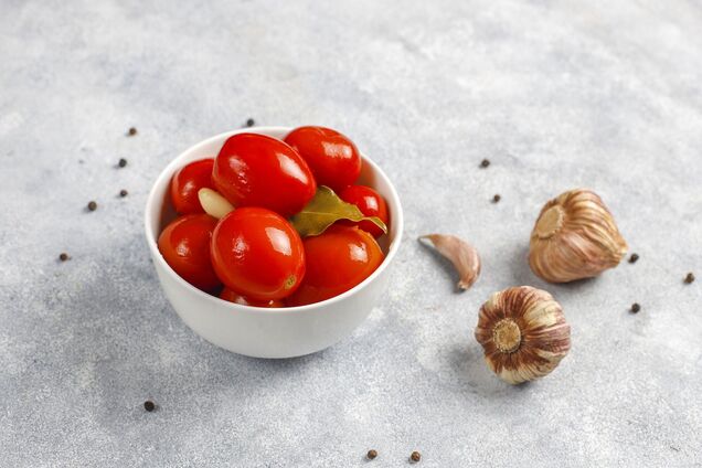 Как вкусно заквасить помидоры: с листьями хрена и чесноком