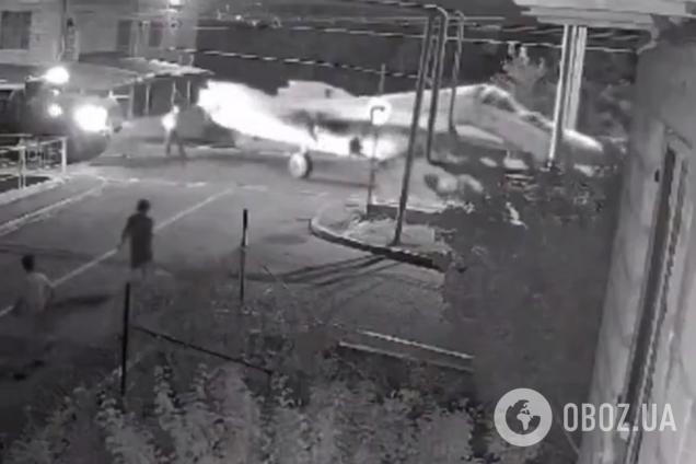 В Ереване российский истребитель пробил ограждение и врезался в столб. Видео