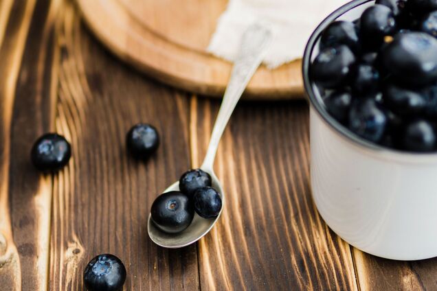 Ілюстрація - лохина в ложці