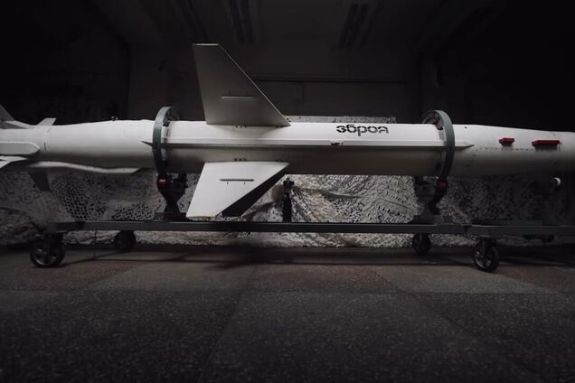 Не лише довша, а й 'товстіша': в Україні вперше офіційно показали ракету 'Довгий Нептун' з дальністю ураження в 1000 км. Фото