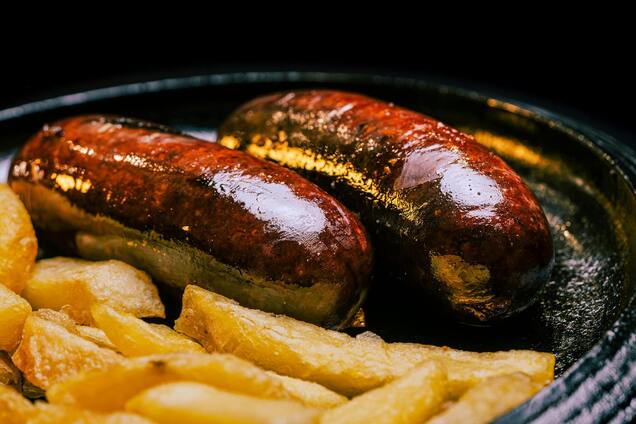 Як приготувати ковбаски у фритюрниці, щоб вийшли соковитими: одна хитрість