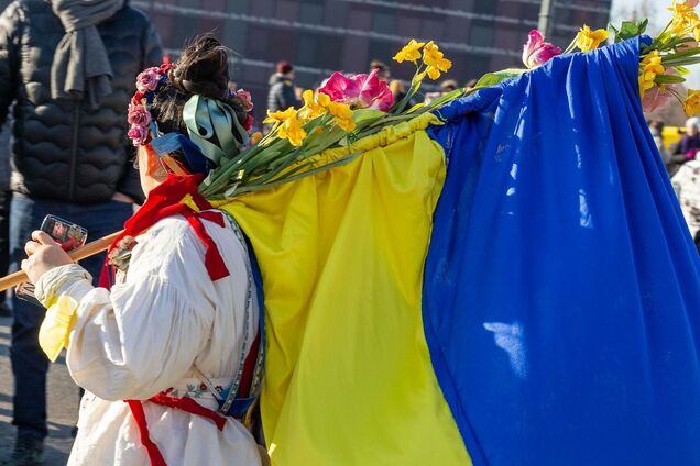 Иллюстрация - украинка в вышиванке и с флагом