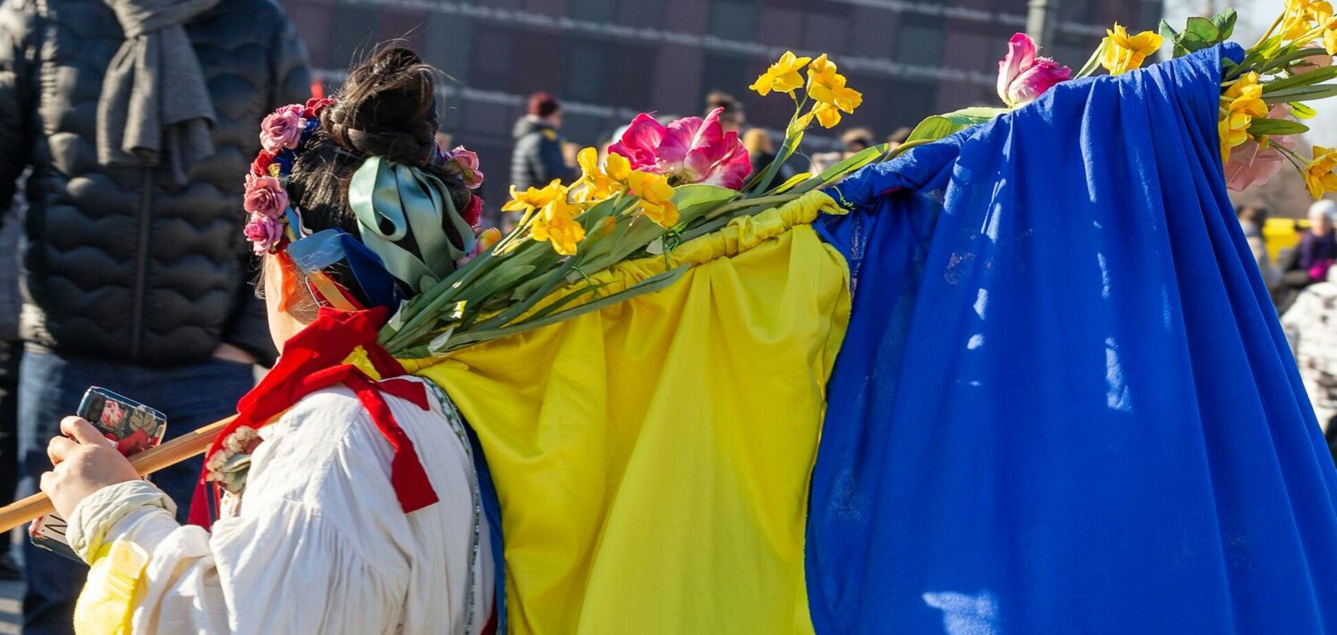 Ілюстрація - українка у вишиванці і з прапором