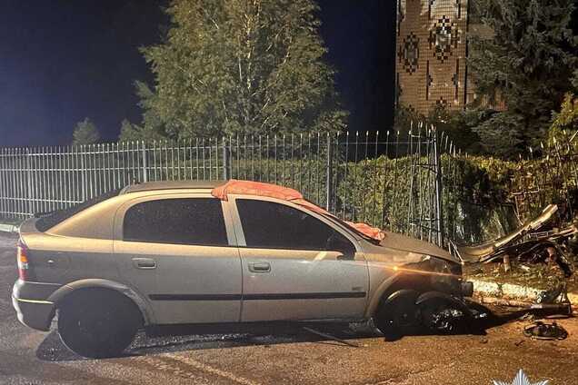 На Киевщине пьяный водитель на скорости протаранил металлическое ограждение: есть пострадавший. Фото