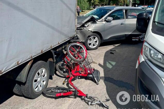 У Києві легковик збив пенсіонера, який їхав на триколісному велосипеді: чоловік загинув. Подробиці та фото