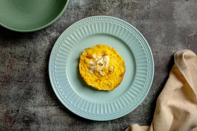 Яичница-болтушка будет пышная и нежная: какой ингредиент добавить перед приготовлением